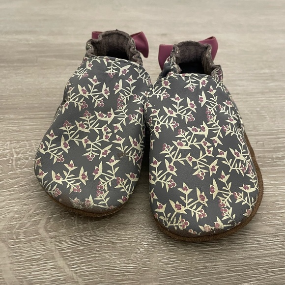 Robeez soft sole baby shoes/moccasins size 6-12m. - Picture 2 of 5
